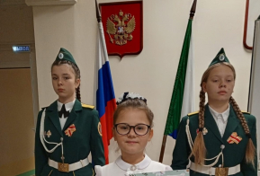 Новая учебная неделя началась в школах Хабаровского края с торжественных линеек, выноса государственного флага и исполнения гимна России