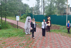 Сказочную аллею, благоустроенную по нацпроекту «Жилье и городская среда», открыли в поселке Ванино